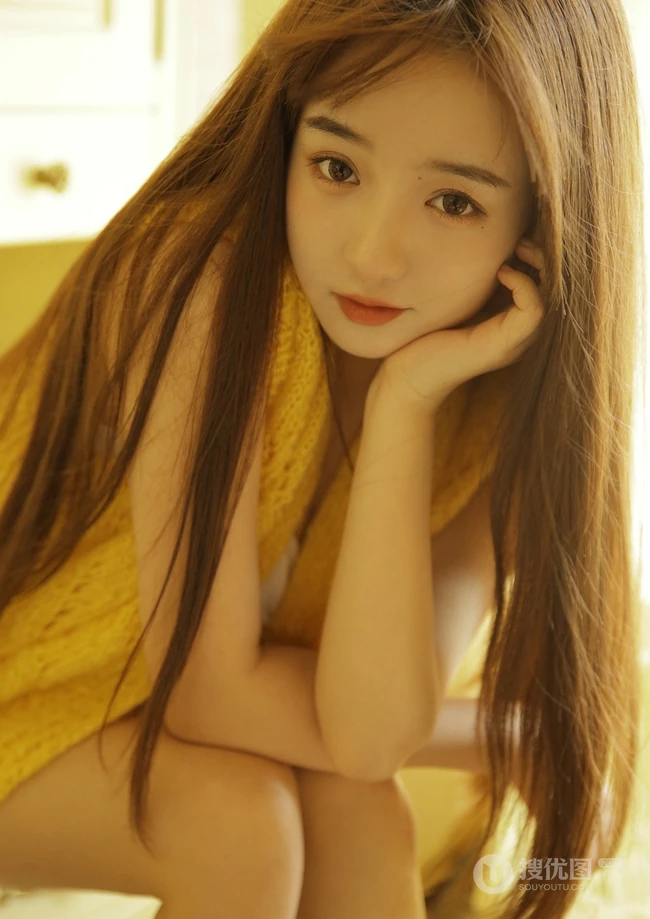 长发秀气线条感少女温馨唯美室内照 没事就喜欢看美食周刊