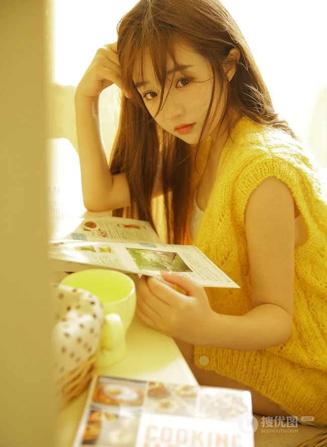 长发秀气线条感少女温馨唯美室内照 没事就喜欢看美食周刊
