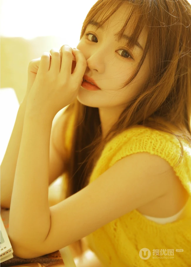 长发秀气线条感少女温馨唯美室内照 没事就喜欢看美食周刊