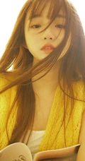 长发秀气线条感少女温馨唯美室内照 没事就喜欢看美食周刊