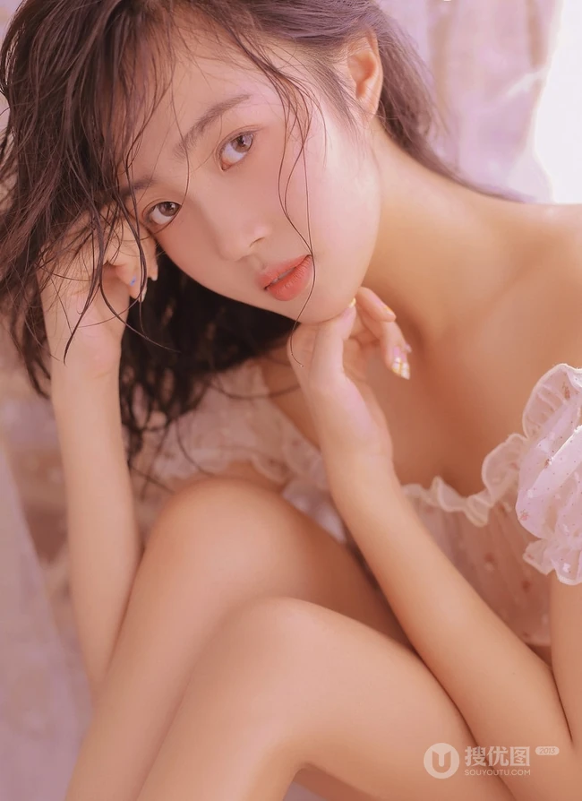 微卷湿发少女室内 着蕾丝轻纱睡衣短裤室内写真图片