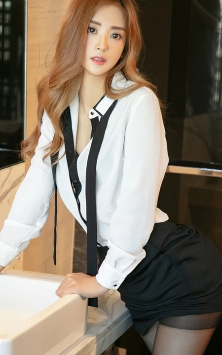 气质甜美职业装染发女生琳丽 衬衫短裙黑白配 线条感写真图集
