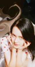 清新气质女生李诗颖白底五角星图案连衣裙游乐场写真图片