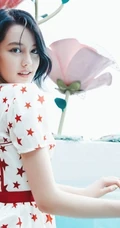 清新气质女生李诗颖白底五角星图案连衣裙游乐场写真图片