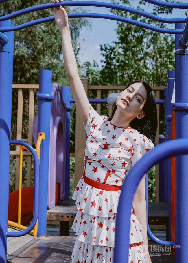 清新气质女生李诗颖白底五角星图案连衣裙游乐场写真图片