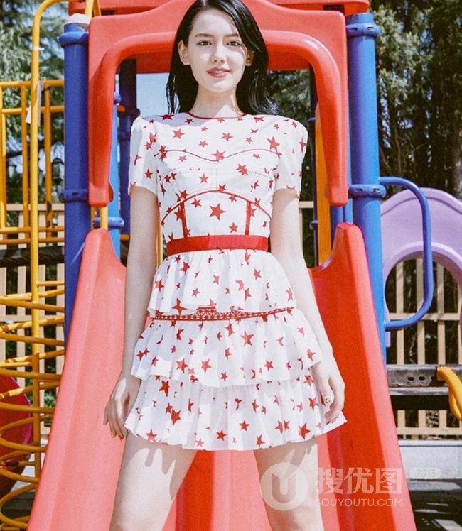 清新气质女生李诗颖白底五角星图案连衣裙游乐场写真图片