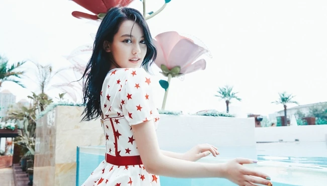 清新气质女生李诗颖白底五角星图案连衣裙游乐场写真图片