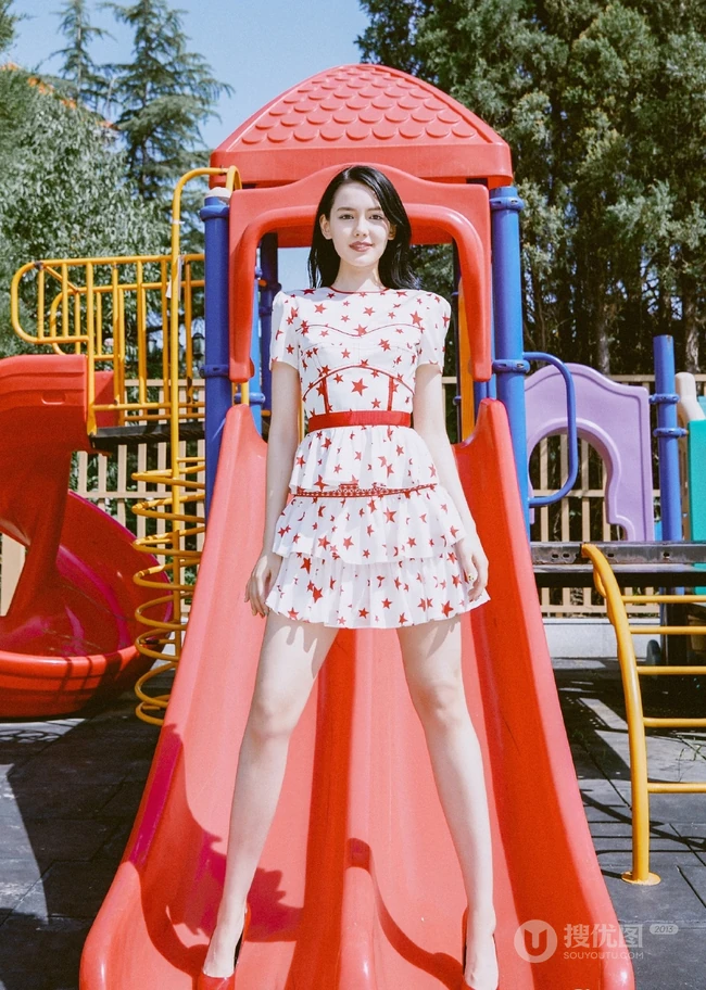 清新气质女生李诗颖白底五角星图案连衣裙游乐场写真图片