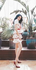 清新气质女生李诗颖白底五角星图案连衣裙游乐场写真图片