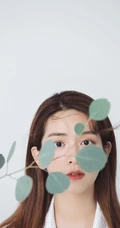 陈昊宇甜美边分发型清新靓丽，盆栽小树前留美丽身影