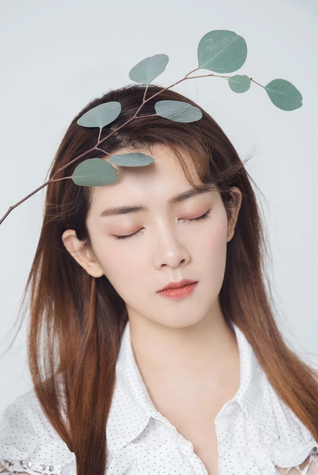 陈昊宇甜美边分发型清新靓丽，盆栽小树前留美丽身影
