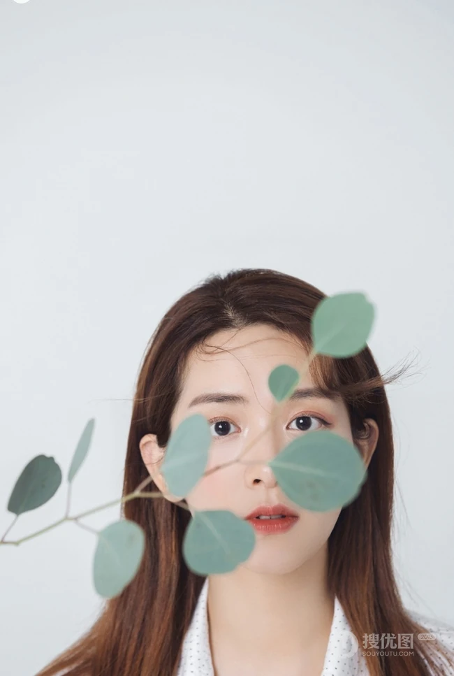 陈昊宇甜美边分发型清新靓丽，盆栽小树前留美丽身影