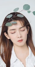 陈昊宇甜美边分发型清新靓丽，盆栽小树前留美丽身影