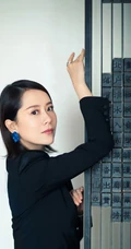女明星海清酷黑西装短裙出现活动写真，现场照片图集