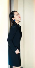 女明星海清酷黑西装短裙出现活动写真，现场照片图集