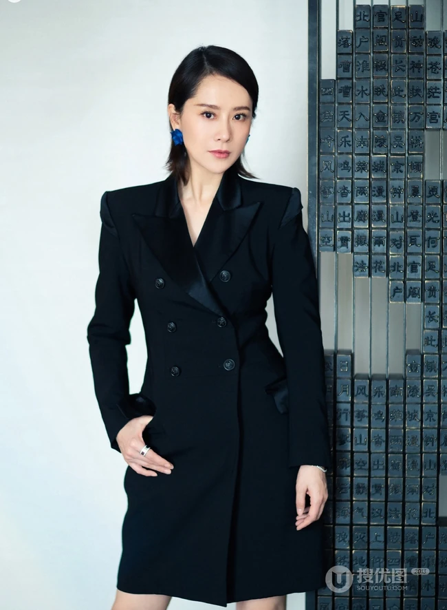 女明星海清酷黑西装短裙出现活动写真，现场照片图集