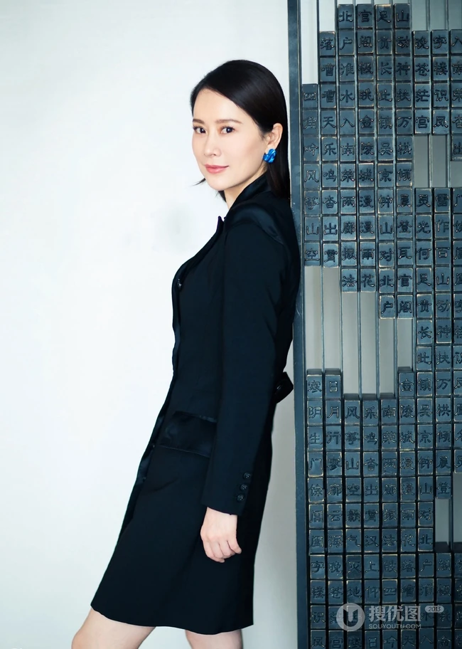 女明星海清酷黑西装短裙出现活动写真，现场照片图集