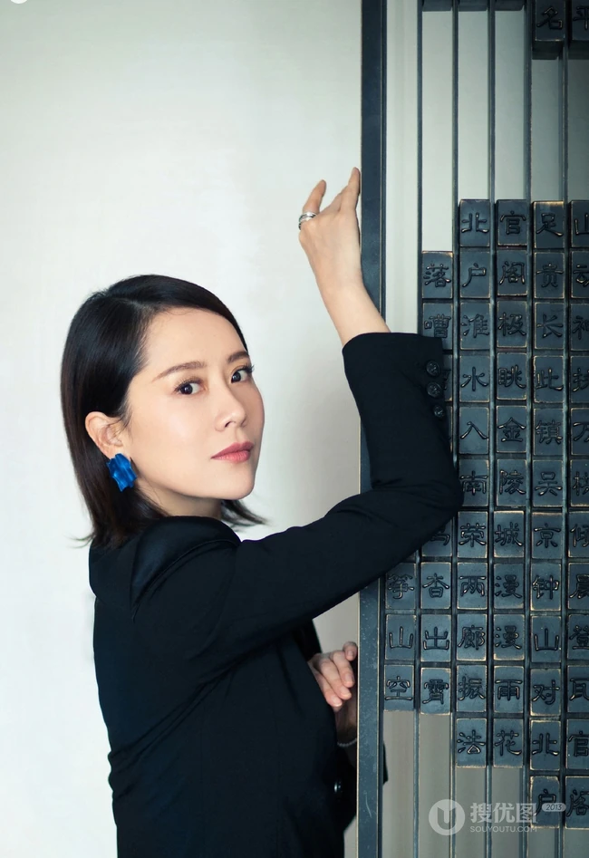 女明星海清酷黑西装短裙出现活动写真，现场照片图集