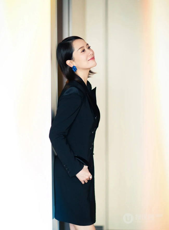 女明星海清酷黑西装短裙出现活动写真，现场照片图集
