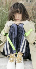 女明星田沅秋季户外田野唯美朦胧感写真图片