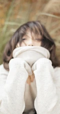 女明星田沅秋季户外田野唯美朦胧感写真图片