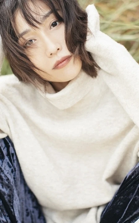 女明星田沅秋季户外田野唯美朦胧感写真图片