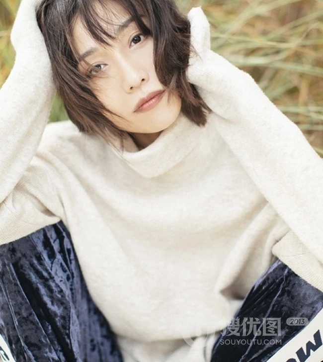 女明星田沅秋季户外田野唯美朦胧感写真图片