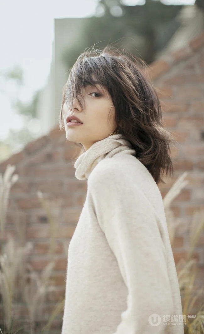 女明星田沅秋季户外田野唯美朦胧感写真图片