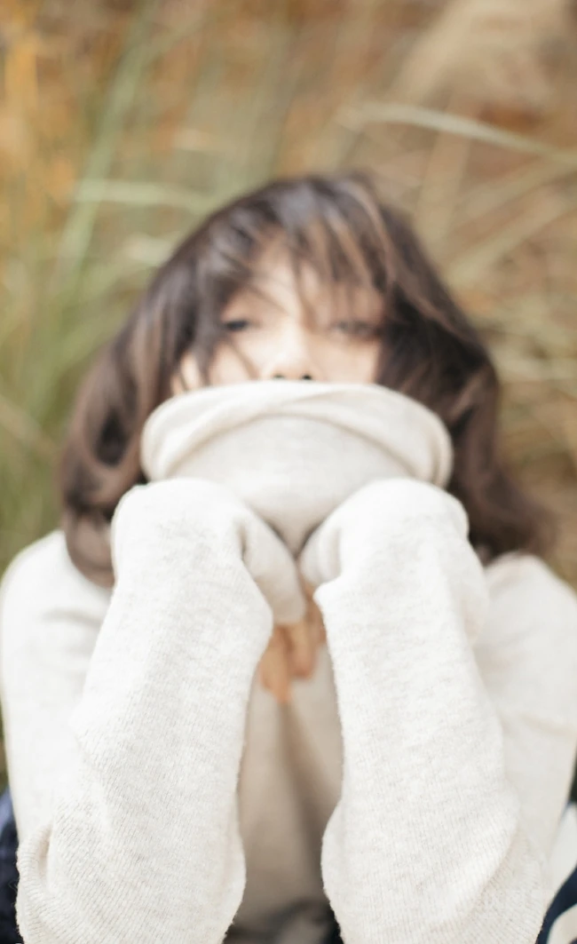 女明星田沅秋季户外田野唯美朦胧感写真图片