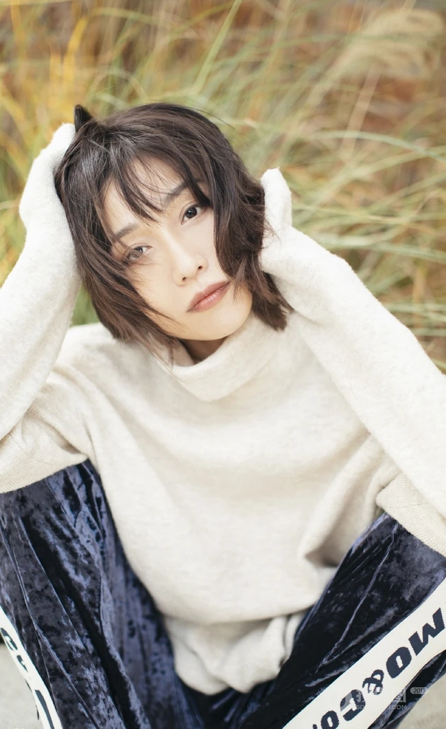 女明星田沅秋季户外田野唯美朦胧感写真图片
