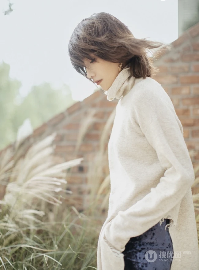女明星田沅秋季户外田野唯美朦胧感写真图片