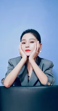 王媛可丸子头西装造型利落出镜，化身职场女强人简洁干练