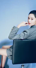 王媛可丸子头西装造型利落出镜，化身职场女强人简洁干练