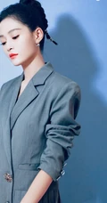 王媛可丸子头西装造型利落出镜，化身职场女强人简洁干练