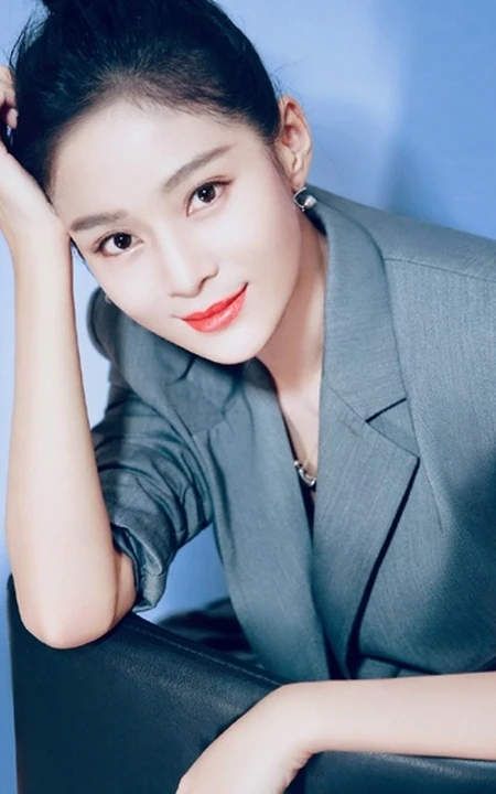 王媛可丸子头西装造型利落出镜，化身职场女强人简洁干练
