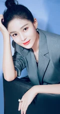 王媛可丸子头西装造型利落出镜，化身职场女强人简洁干练