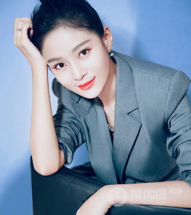 王媛可丸子头西装造型利落出镜，化身职场女强人简洁干练