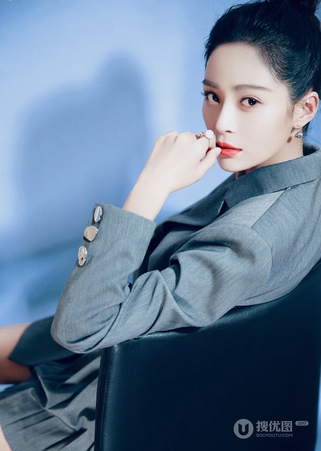 王媛可丸子头西装造型利落出镜，化身职场女强人简洁干练