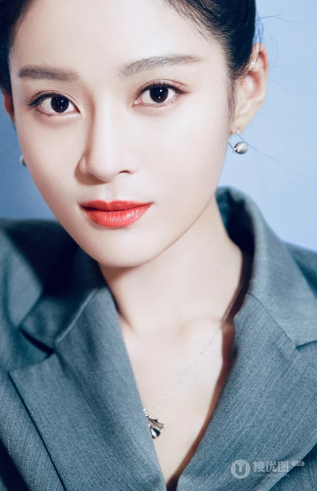 王媛可丸子头西装造型利落出镜，化身职场女强人简洁干练