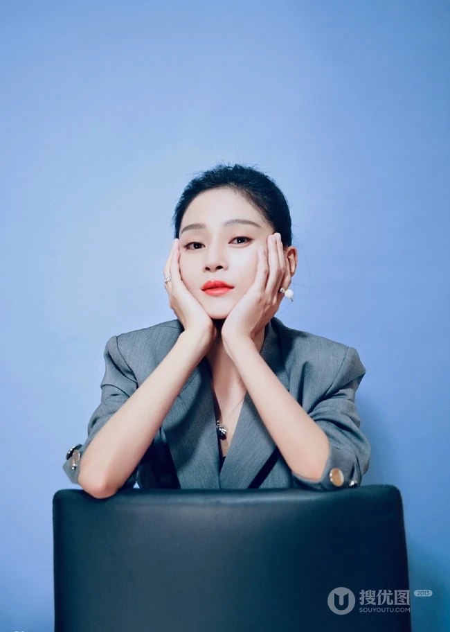 王媛可丸子头西装造型利落出镜，化身职场女强人简洁干练