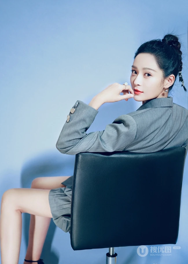 王媛可丸子头西装造型利落出镜，化身职场女强人简洁干练