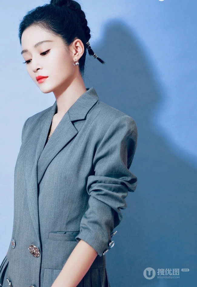 王媛可丸子头西装造型利落出镜，化身职场女强人简洁干练