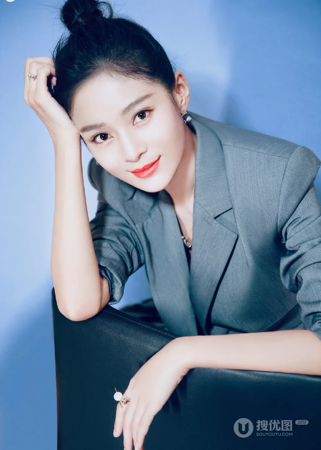 王媛可丸子头西装造型利落出镜，化身职场女强人简洁干练