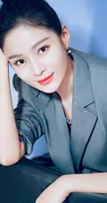 王媛可丸子头西装造型利落出镜，化身职场女强人简洁干练