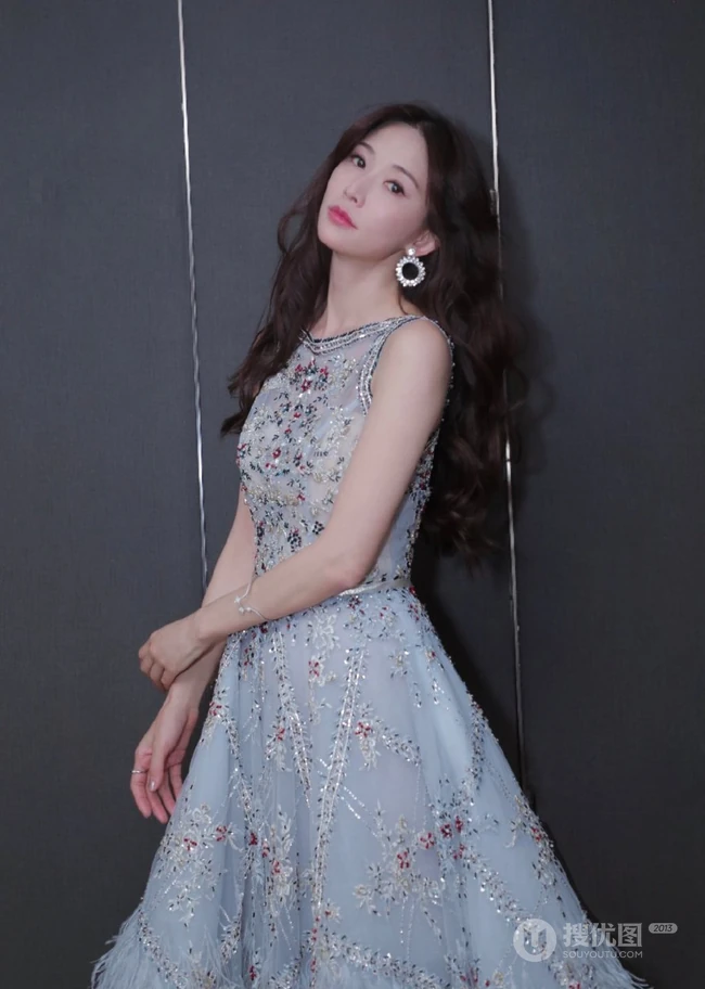林志玲优雅翎羽装连衣裙 唯美仙气高挑写真图片
