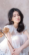 陈昊宇卷发白裙俏皮优雅写真图片，手持干巴向日葵抱膝半蹲