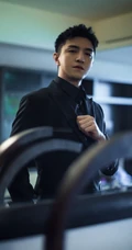 金瀚帅气短发正装出镜，身着全黑西服套装魅力有型