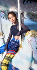 张嘉倪脏辫造型搭运动套装广场写真，动作豪迈又霸气