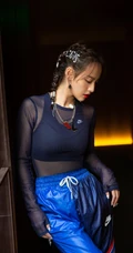 张嘉倪脏辫造型搭运动套装广场写真，动作豪迈又霸气
