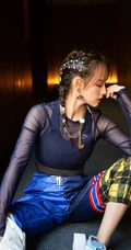 张嘉倪脏辫造型搭运动套装广场写真，动作豪迈又霸气